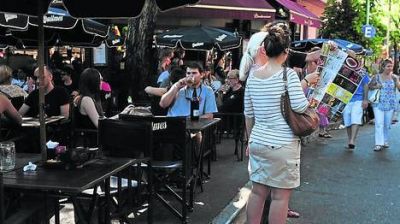 Con el calor, crece la invasi�n ilegal de sillas y mesas en las veredas