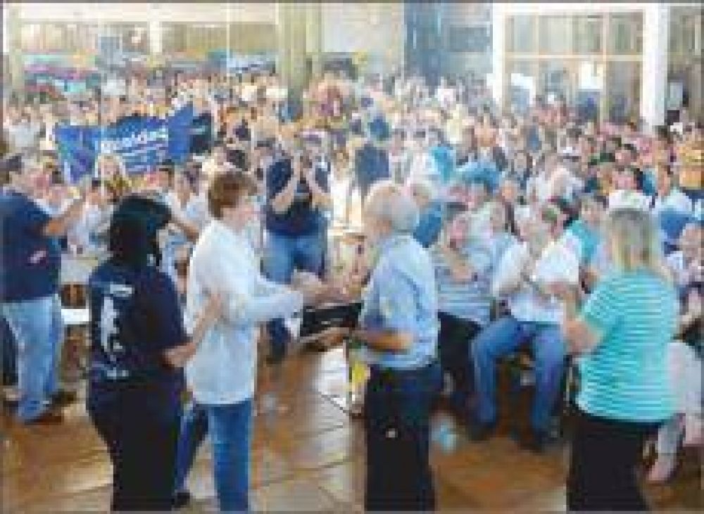 El Gobierno educativo entreg� en la localidad de Ober� la netbook 81.000