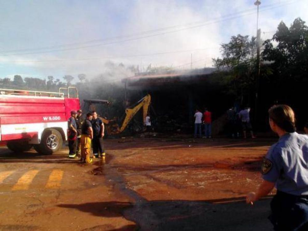 Espectacular incendio arras� con un autoservicio y afect� a 3 casas