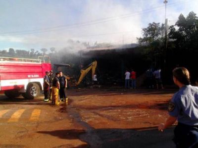 Espectacular incendio arras� con un autoservicio y afect� a 3 casas