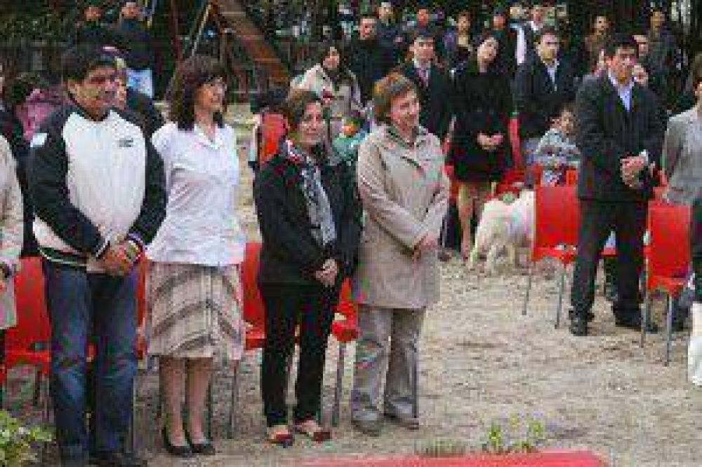 La Gobernadora R�os presidi� el acto de colaci�n del 1er egresado secundario de modalidad de educaci�n rural de la provincia