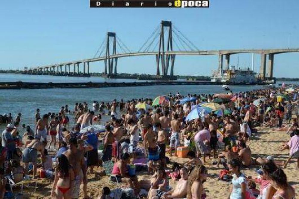 Unos 10 mil ba�istas invadieron la playa Arazaty y Molina Punta