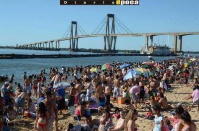 Unos 10 mil ba�istas invadieron la playa Arazaty y Molina Punta