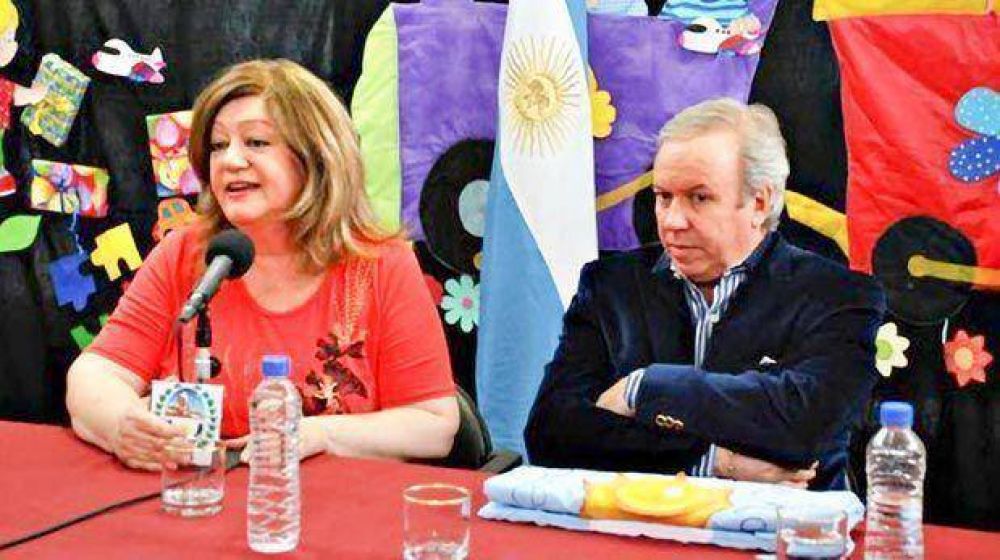 Echaron a directora de Centro Comunitario en el que sesionaron diputados disidentes