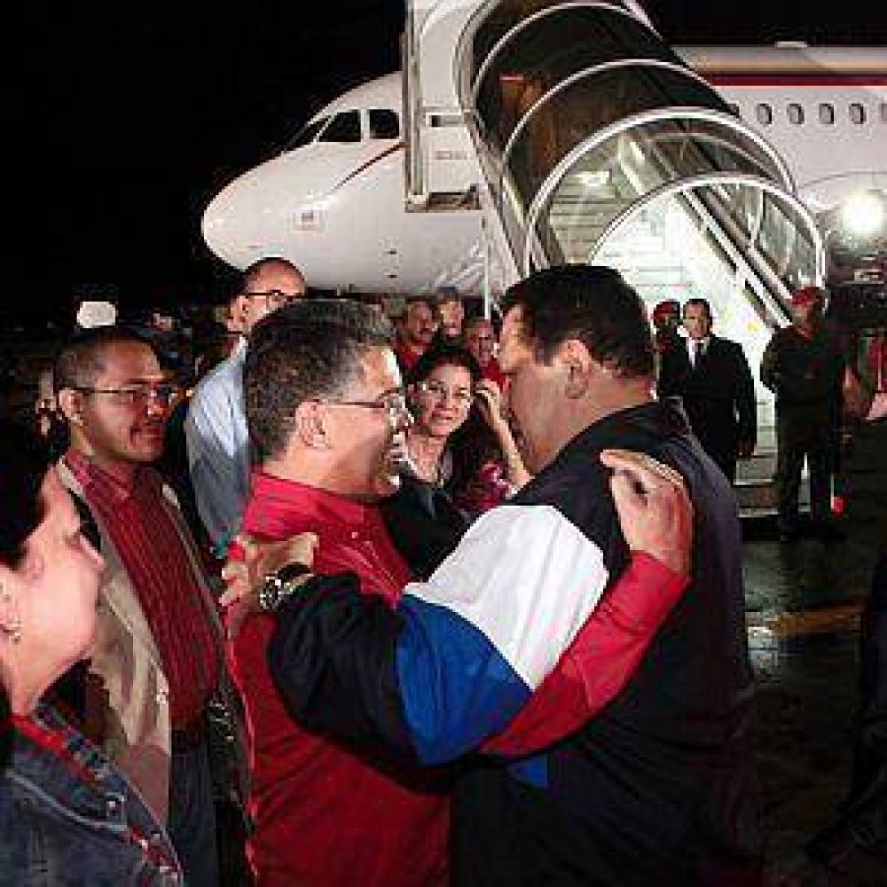 Ch�vez lleg� a Cuba para seguir con el tratamiento