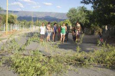 Piquete por los servicios en Polcos