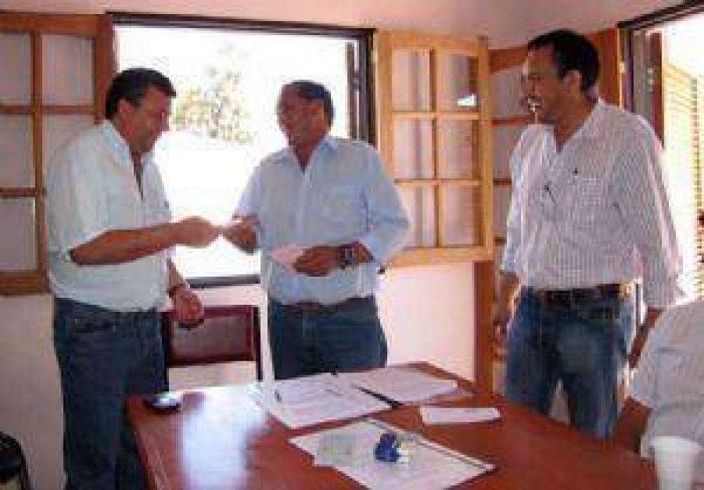 Entregaron cr�ditos a productores que fueron afectados por el granizo