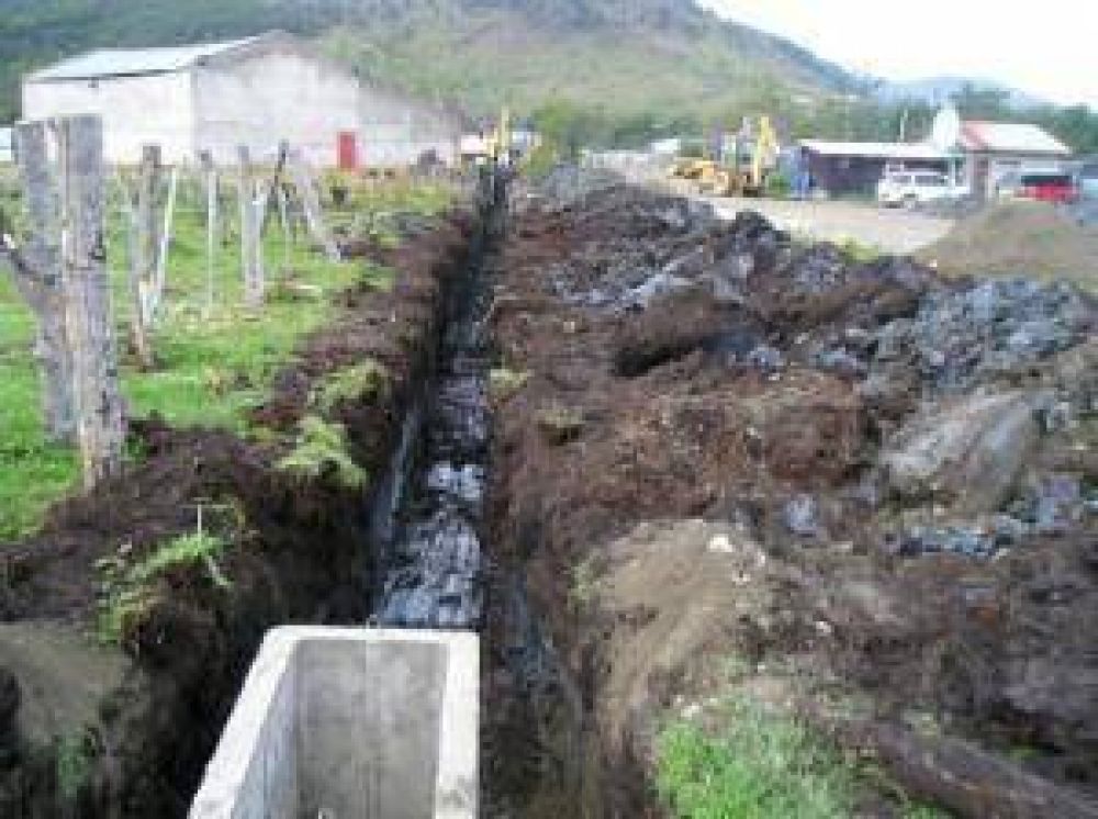 Contin�an las obras de redes de agua y cloacas en Andorra
