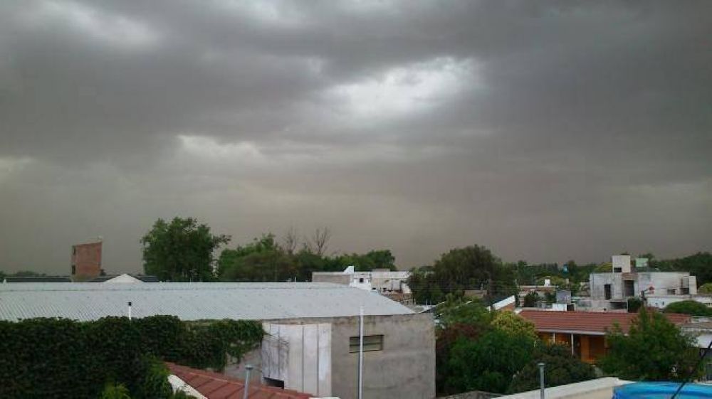 La sensaci�n t�rmica lleg� a los 42� y hubo tormenta de tierra en C�rdoba