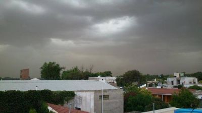 La sensaci�n t�rmica lleg� a los 42� y hubo tormenta de tierra en C�rdoba