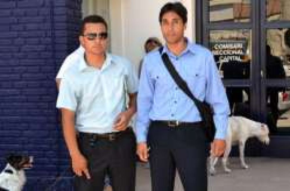 Remisero no acepto ser controlado y embisti� a dos inspectores 