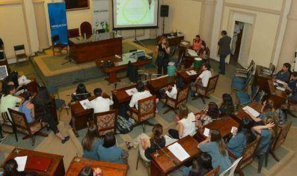 Exitosa participaci�n de alumnos de 72 escuelas secundarias en las mesas de Ciudadan�a del Agua  