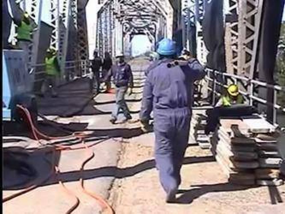 Weretilneck comprometi� reunirse con Curetti para ver si se puede habilitar media calzada en el puente viejo