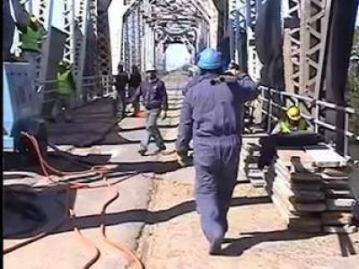 Weretilneck comprometi� reunirse con Curetti para ver si se puede habilitar media calzada en el puente viejo