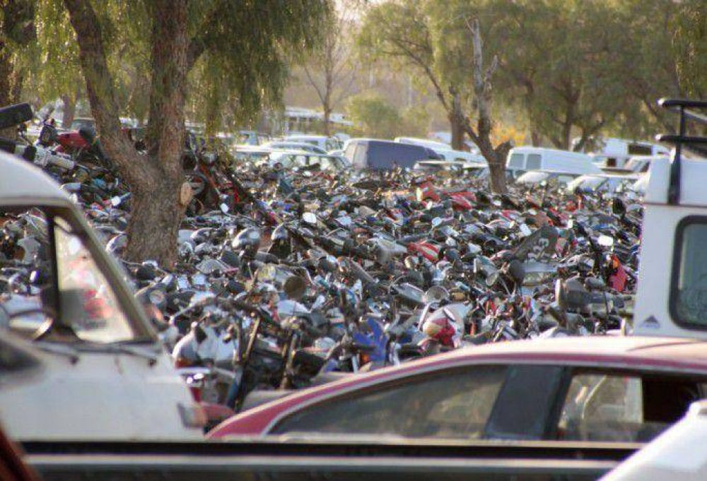 Quieren destruir, reutilizar o subastar m�s de 15 mil autos de la playa San Agust�n 