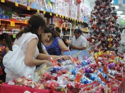 Guerra de ofertas y promociones en comercios y shoppings a pesar de que faltan 15 d�as para Navidad 
