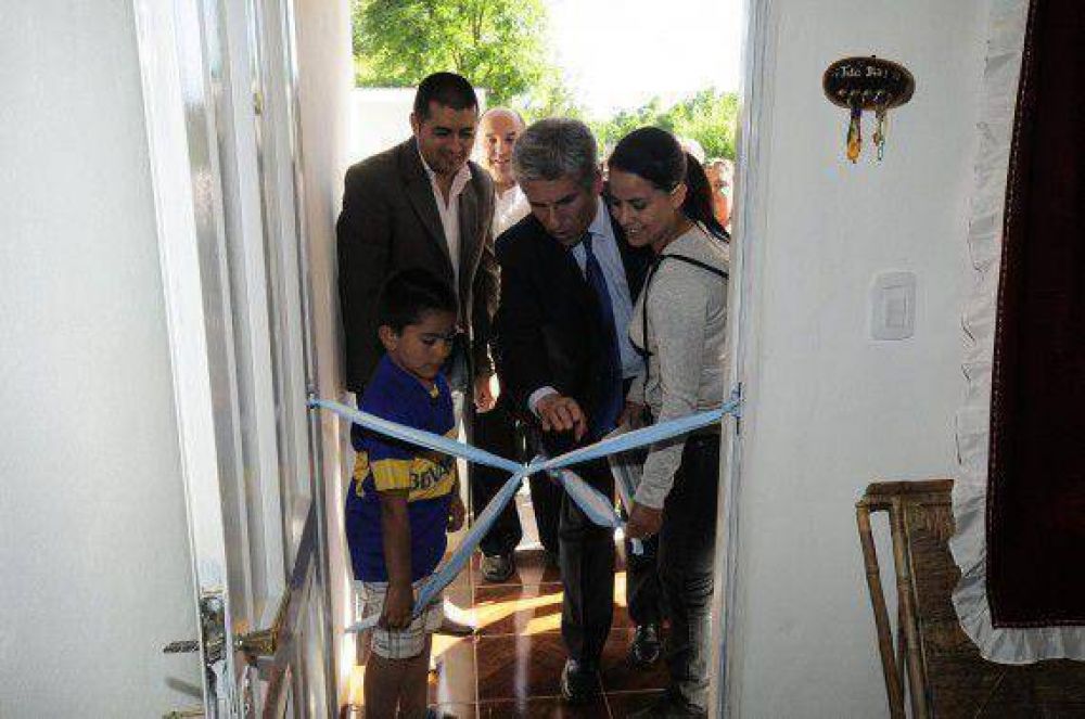 Viviendas: el sue�o de cuatro familias de Inclusi�n Social se hizo realidad