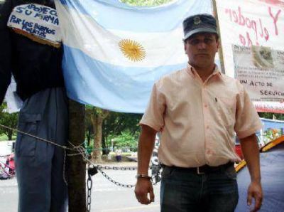 Polic�a encadenado planea pasar Navidad y A�o Nuevo en la vereda de la Municipalidad