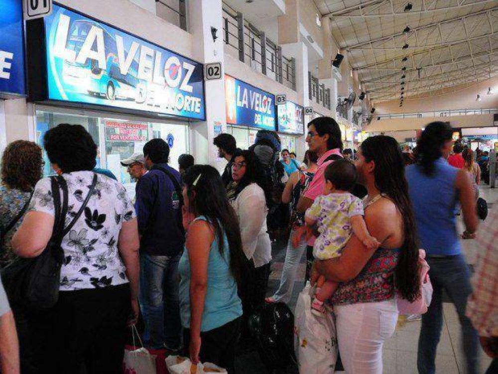 Pasajeros varados por el paro de choferes de La Veloz