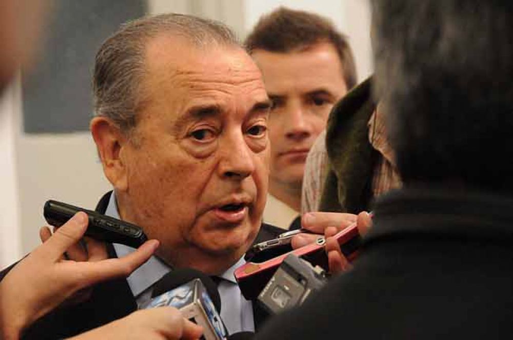 Jorge vet� la ley que coparticipa regal�as hidrocarbur�feras a los municipios 