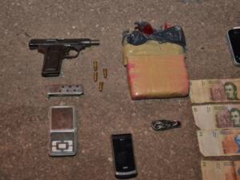 Detienen a una embarazada con drogas en una plaza de Merlo