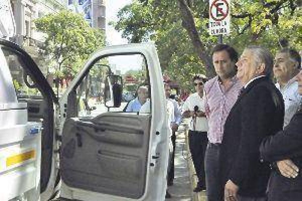 El intendente Infante realiz� la entrega de un cami�n hidroelevador para la comuna 