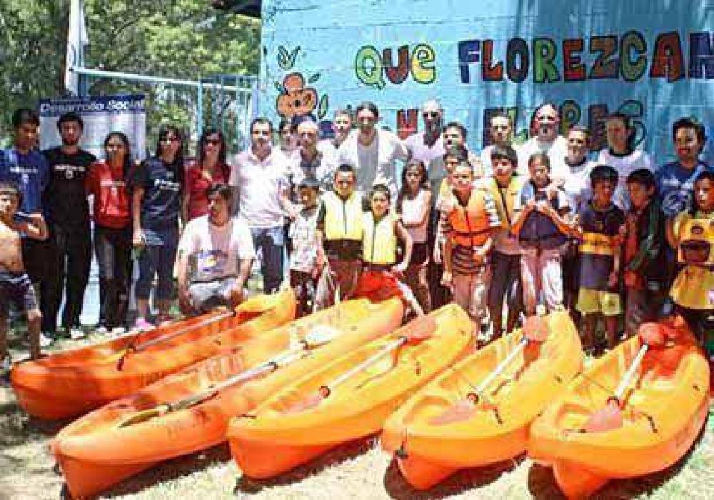 La UNDAV particip� de la inauguraci�n de una escuela de navegaci�n en kayak en Dock Sud