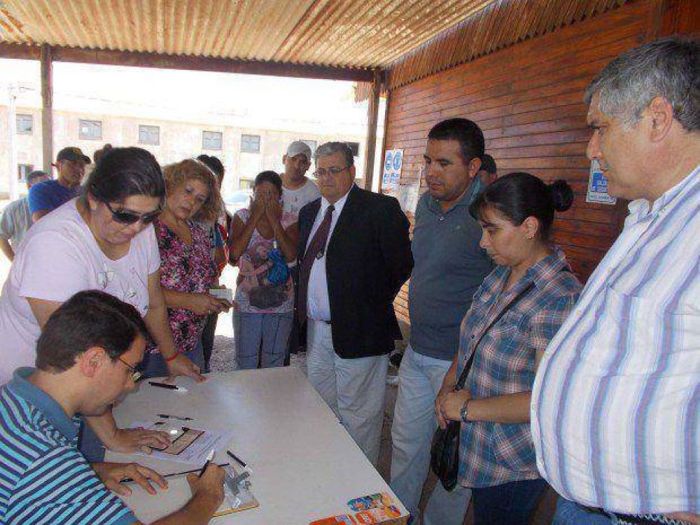 Entregaron cien viviendas a familiares de polic�as