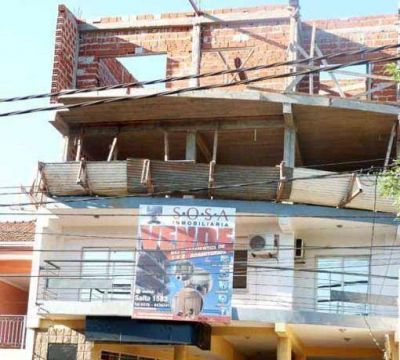 Dos obreros cayeron desde seis metros, uno muri� y el otro est� grave