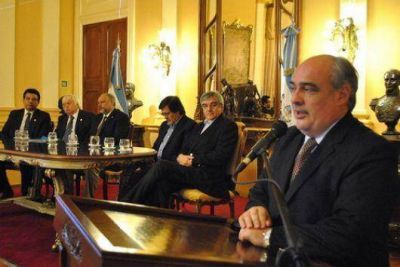 El Banco de Corrientes seguir� siendo estatal, asegur� Colombi