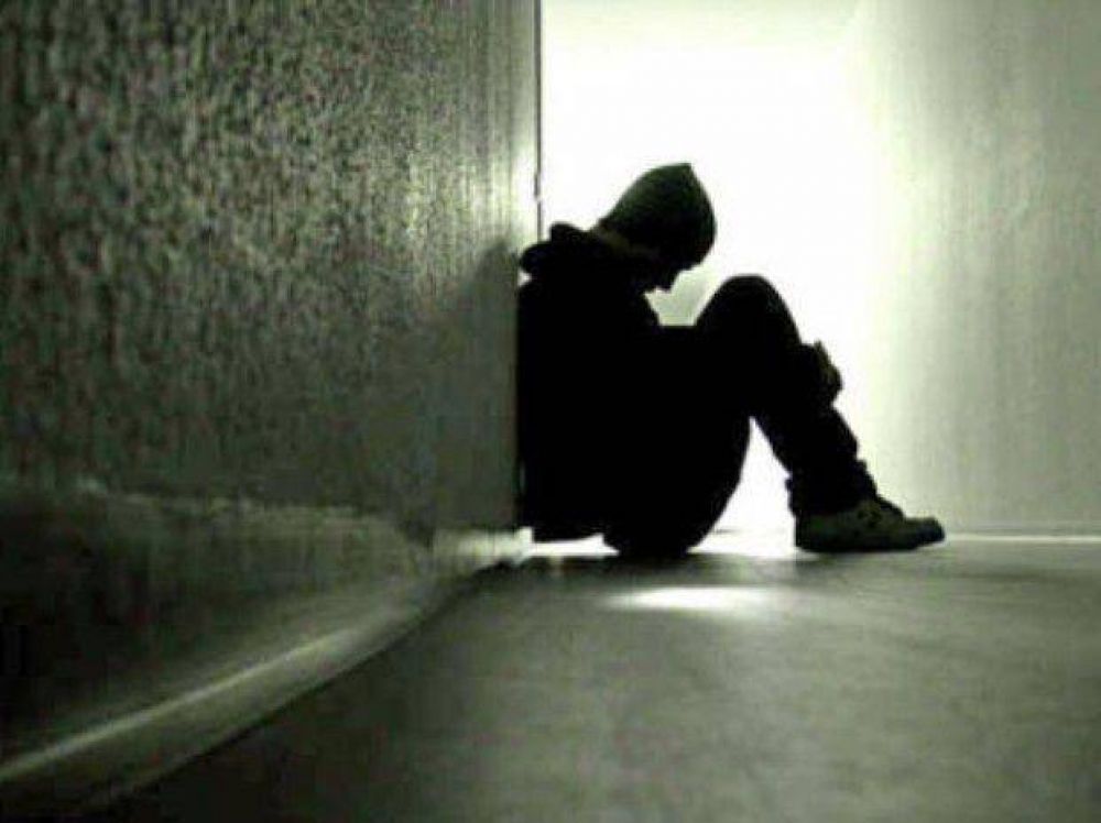 Padres indignados con profesor que oblig� a alumnos de 15 a�os a escribir su nota de suicidio