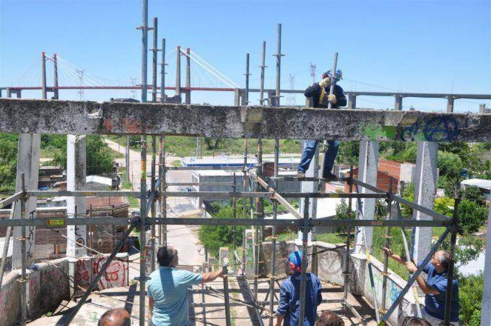 Apuntalamiento y cercado de la escalera de calle Arribe�os