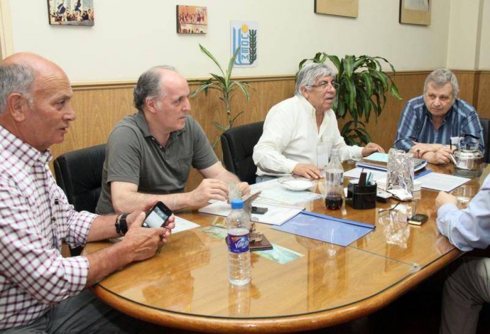 Moyano advirti� que va a rechazar los acuerdos por los salarios y precios