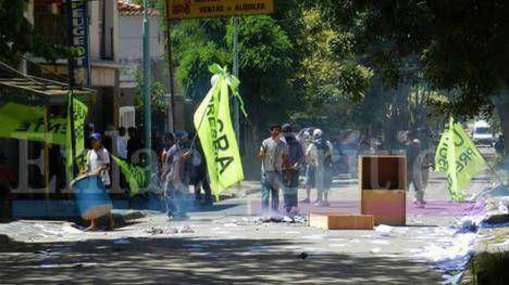 Violentos incidentes en la Uocra de Z�rate: tres heridos de bala