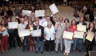Recibieron sus diplomas 38 a�os despu�s