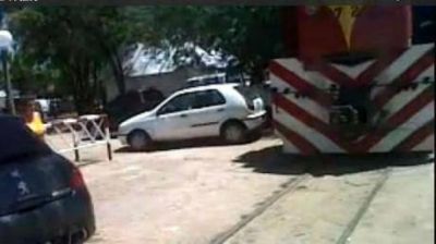 Ex concejal estacion� mal y trab� el paso de...�un tren!