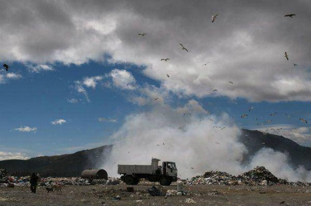 Fuego controlado: la lluvia alivi� el trabajo en el vertedero