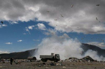 Fuego controlado: la lluvia alivi� el trabajo en el vertedero