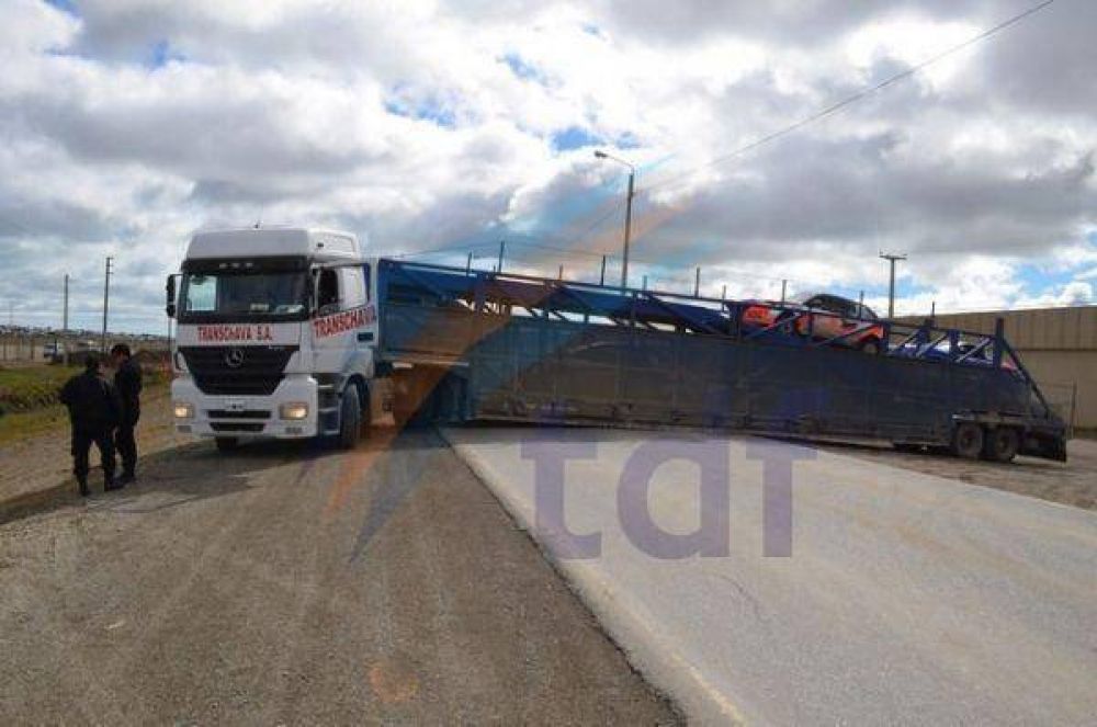 Un cami�n batea qued� colgado cortando la ruta 3