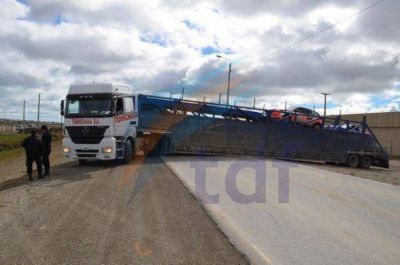 Un cami�n batea qued� colgado cortando la ruta 3