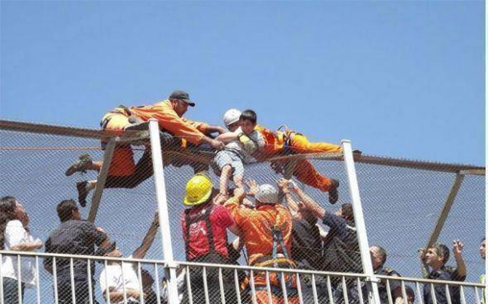 Conmoci�n: salvan a un ni�o que se quiso matar desde un puente de Panamericana