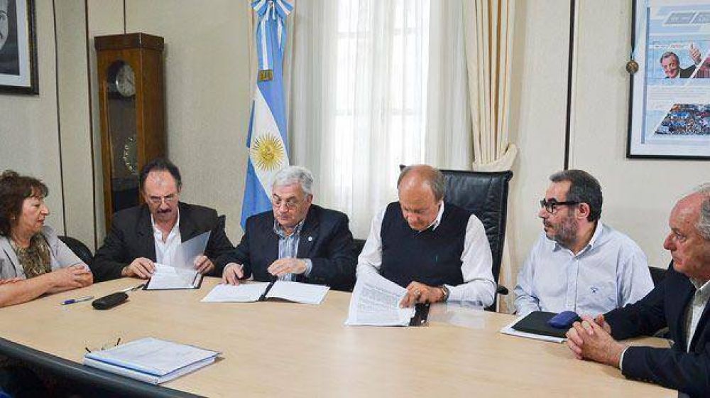 Municipio y Universidad firman convenios por tres observatorios