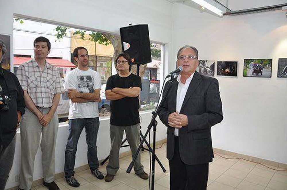 Alberto Descalzo inaugur� la muestra de fotograf�as "Ituzaing�"