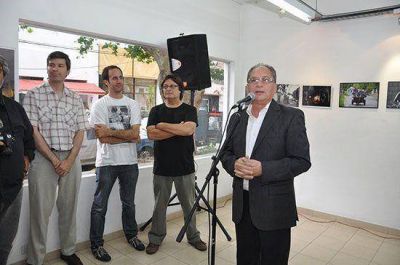 Alberto Descalzo inaugur� la muestra de fotograf�as "Ituzaing�"