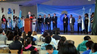 Buzzi inaugur� obras y entreg� aportes en el aniversario de Paso de Indios