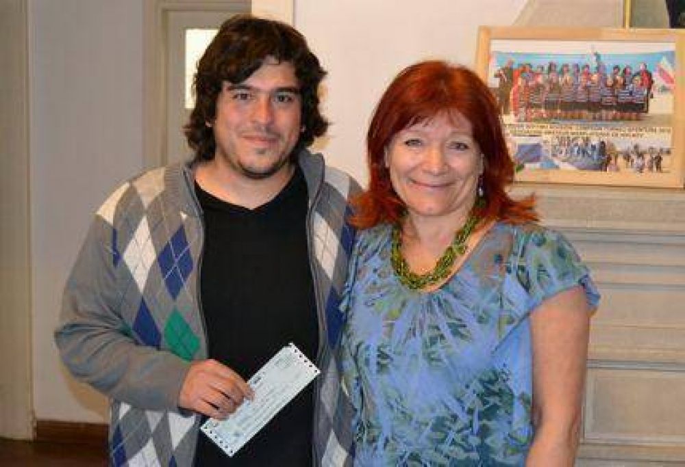 La senadora provincial Cristina Di Rado entreg� subsidios y becas