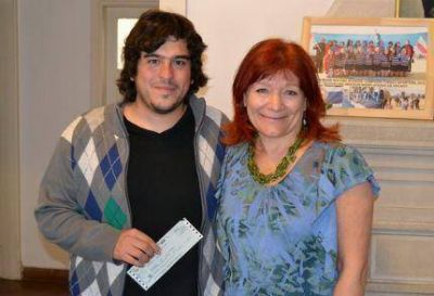 La senadora provincial Cristina Di Rado entreg� subsidios y becas