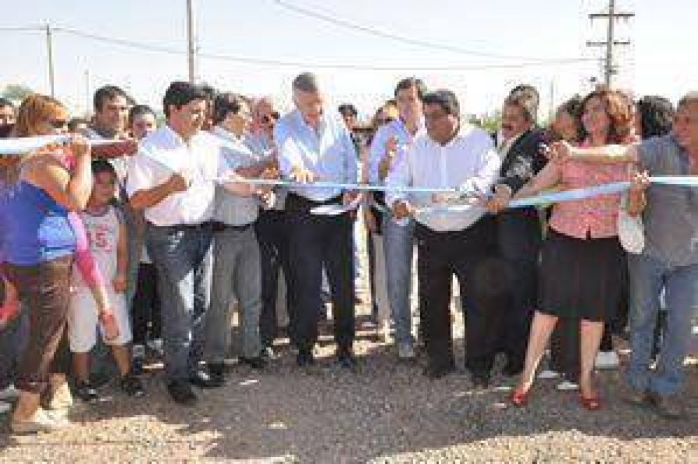 Inaugur� viviendas, pavimentos y un Juzgado