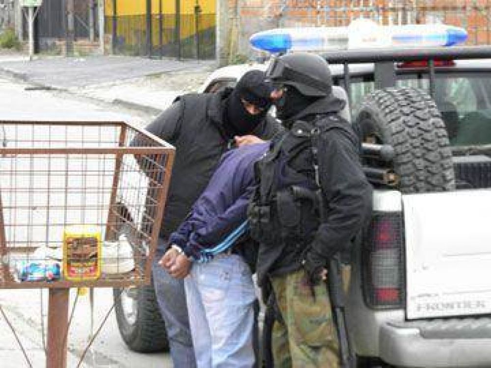 Golpean y amenazan con arma de fuego a dos chicos de 17 y 16 a�os