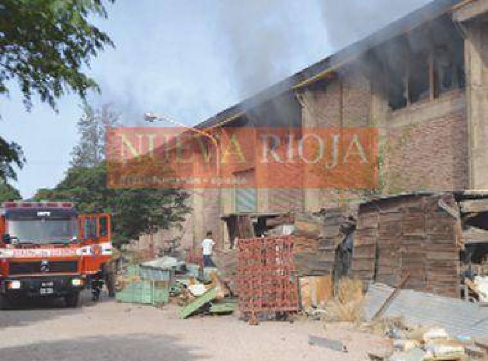 Voraz incendio provoc� graves da�os en un dep�sito de Enod 